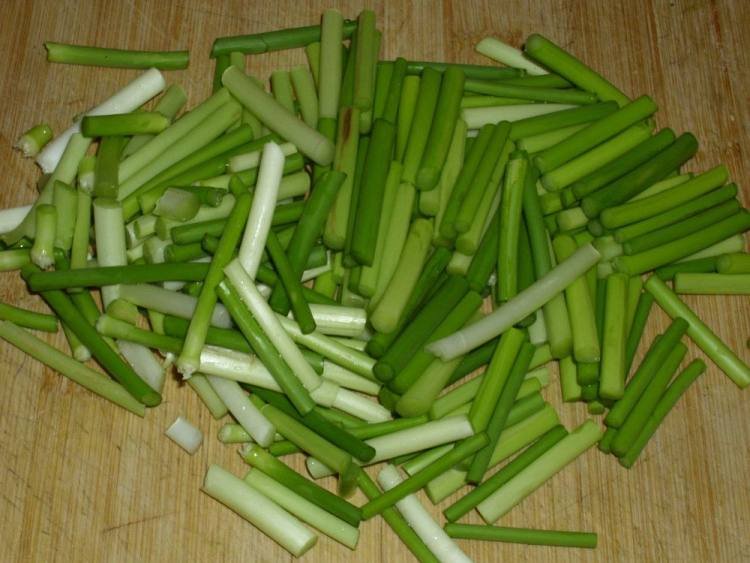 彩椒炒蒜薹步骤1
