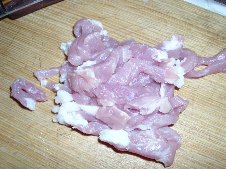 黄瓜彩椒炒肉丝步骤1