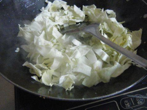 圆白菜炒鸡蛋步骤2