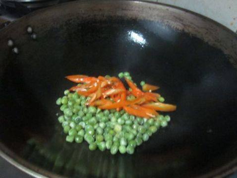 彩椒豌豆步骤4
