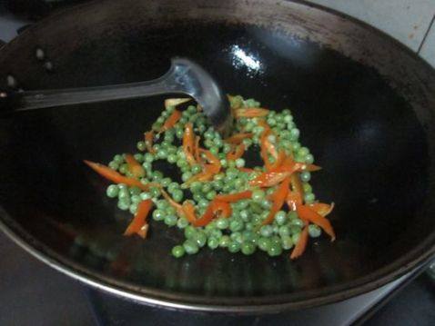 彩椒豌豆步骤5