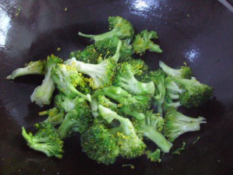 蒜味西兰花步骤3