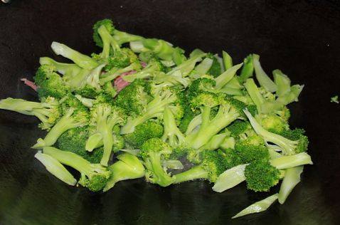 火腿炒西兰花步骤5
