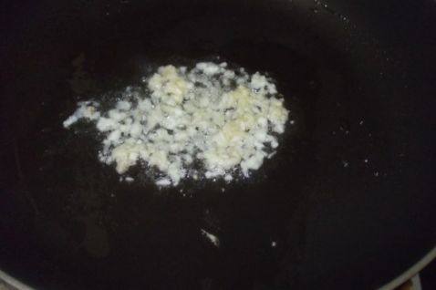 蒜蓉肉片炒西兰花步骤2