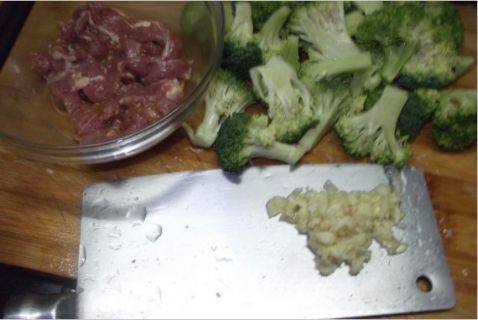 蒜蓉肉片炒西兰花步骤1