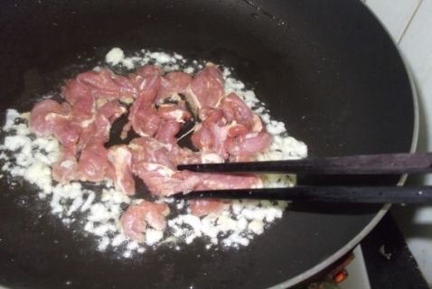 蒜蓉肉片炒西兰花步骤3
