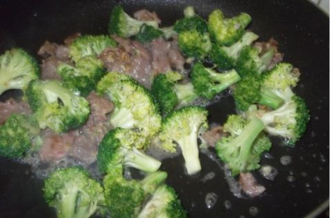蒜蓉肉片炒西兰花步骤6