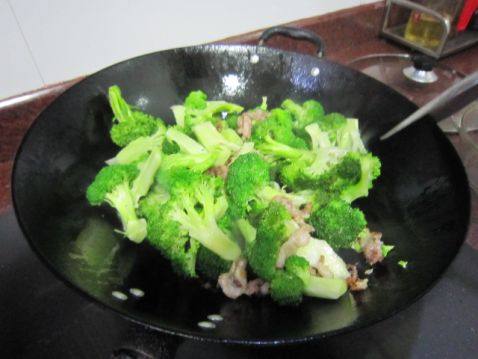 西兰花炒肉片步骤5