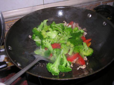 香菇炒西兰花步骤5