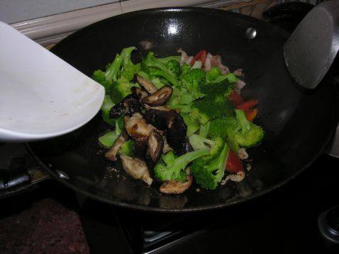 香菇炒西兰花步骤6