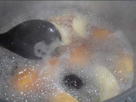 黑木耳苹果排骨汤步骤5