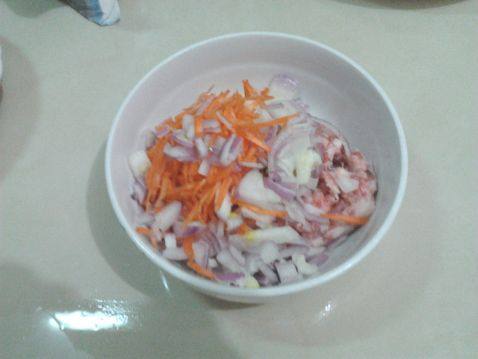 洋葱鸡蛋肉饼步骤2