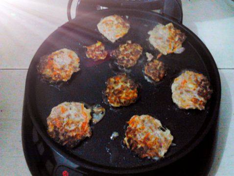 洋葱鸡蛋肉饼步骤7