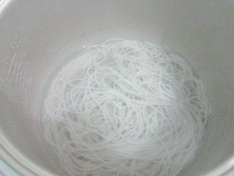 洋葱炒红薯粉丝步骤2