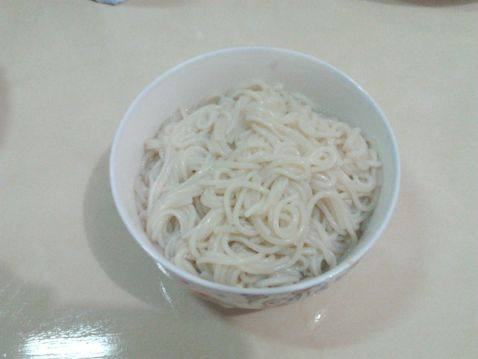 洋葱炒红薯粉丝步骤3