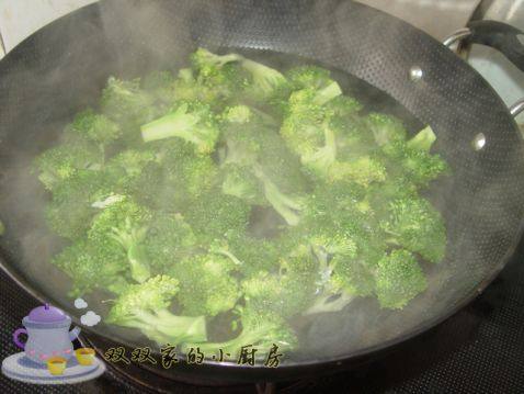 西兰花炒口蘑步骤2