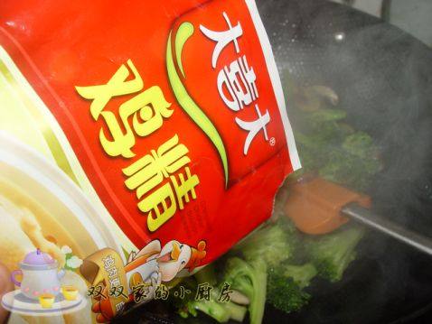 西兰花炒口蘑步骤9