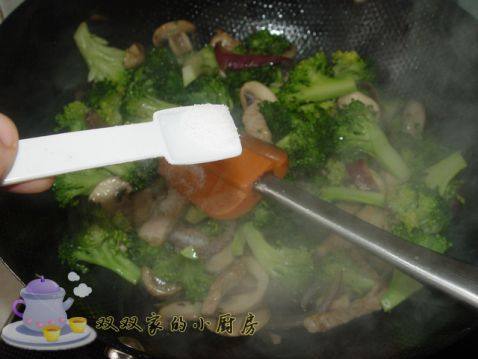 西兰花炒口蘑步骤8