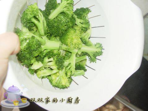 西兰花炒口蘑步骤7