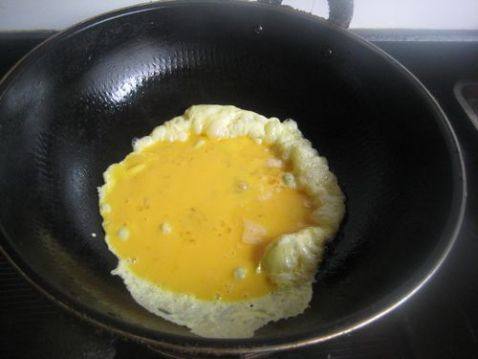 番茄豆腐皮炒鸡蛋步骤2