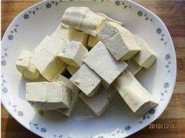 剁椒金针豆腐汤步骤1