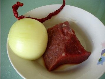 洋葱爆牛柳步骤1