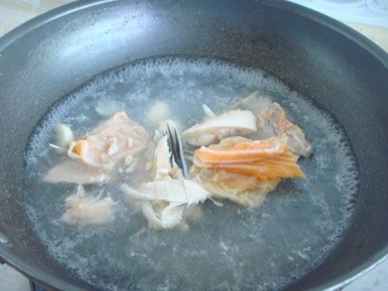 三文鱼骨奶酪汤步骤2