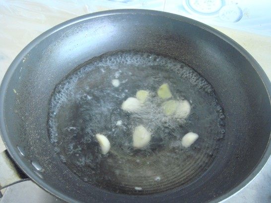 三文鱼骨奶酪汤步骤1
