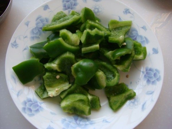 洋葱木耳炒青椒步骤1
