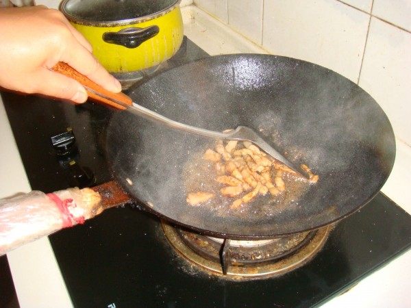 洋葱木耳炒青椒步骤6