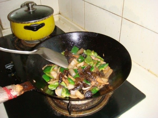 洋葱木耳炒青椒步骤9