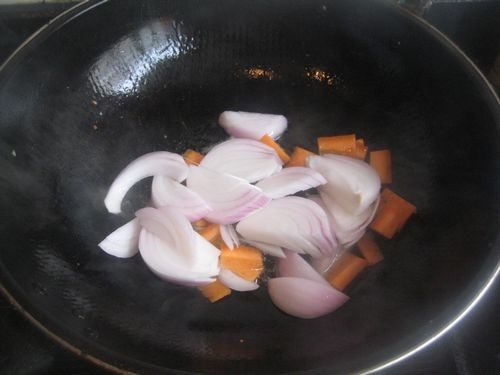 蚝油洋葱炒鱿鱼步骤4