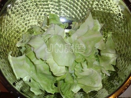西红柿青椒炒包菜步骤2