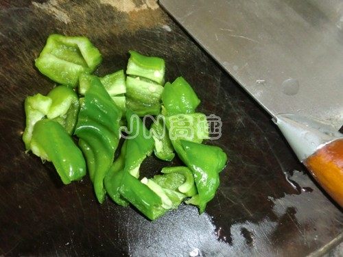 西红柿青椒炒包菜步骤4