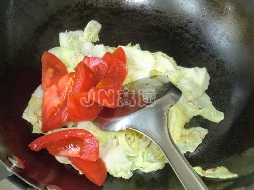 西红柿青椒炒包菜步骤8