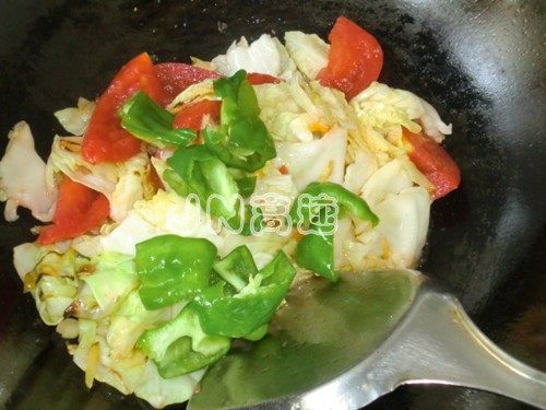 西红柿青椒炒包菜步骤9