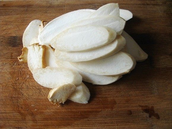 杏鲍菇炒西兰花步骤2