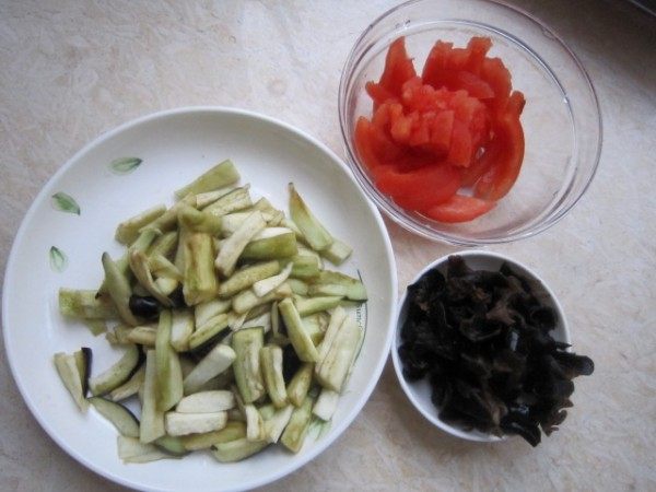 素菜也美味【西红柿烧步骤1