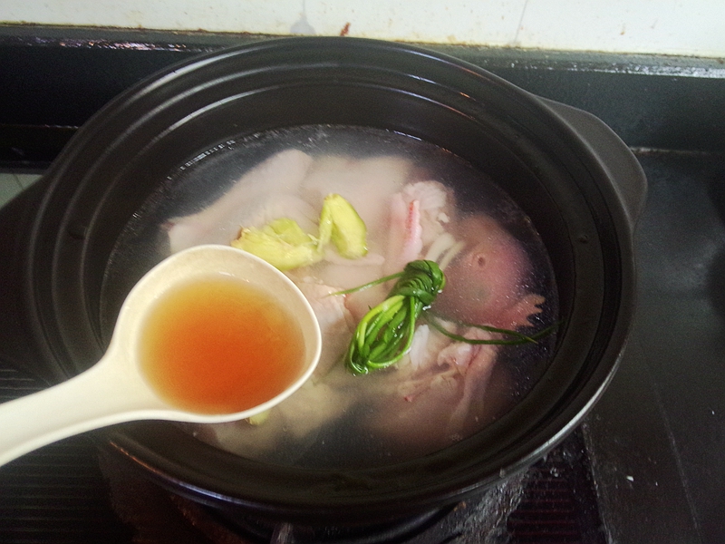 云南野生菌菇炖鸡汤步骤7