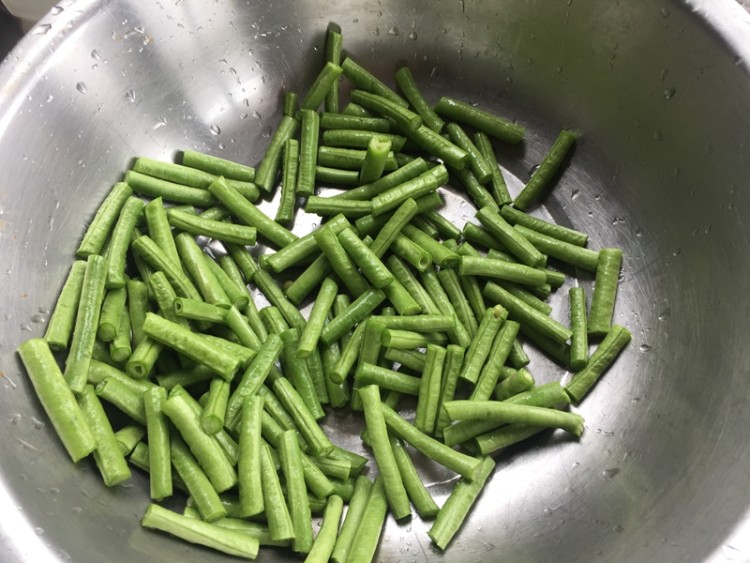豇豆烧茄子步骤1