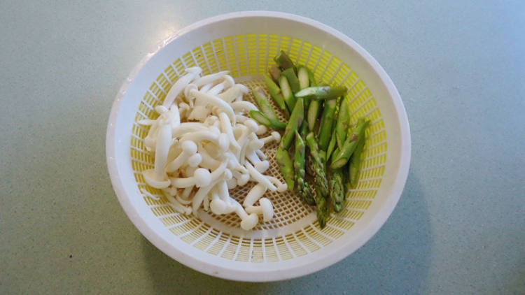 紫菜芦芛白玉菇汤步骤2