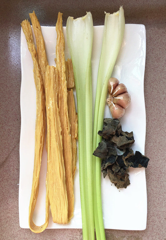 腐竹拌芹菜步骤1