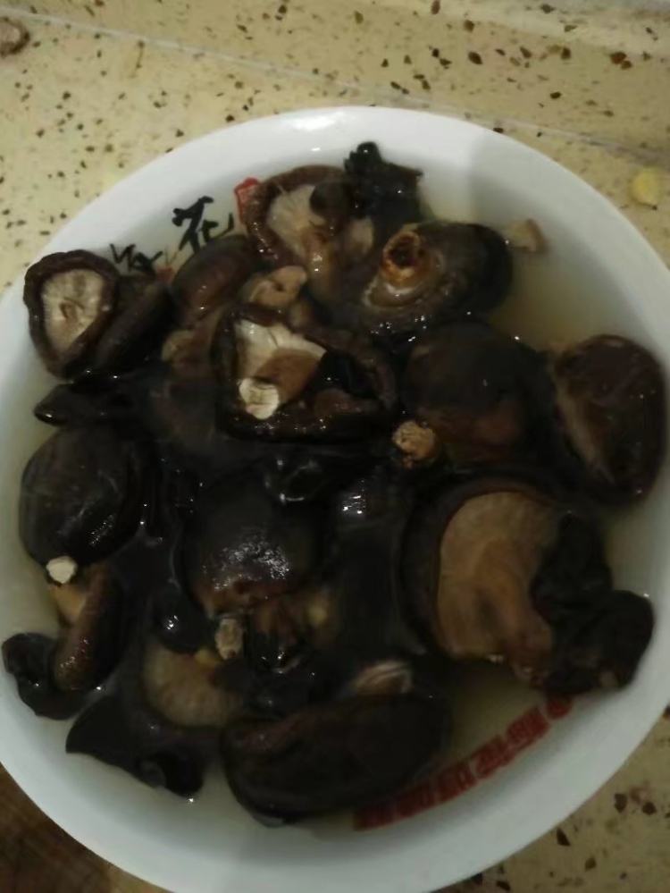 #盛夏餐桌#炒香菇步骤1