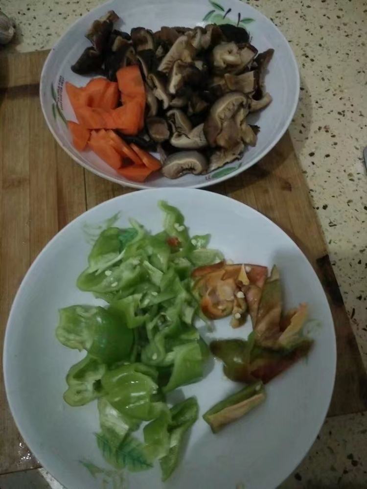 #盛夏餐桌#炒香菇步骤3
