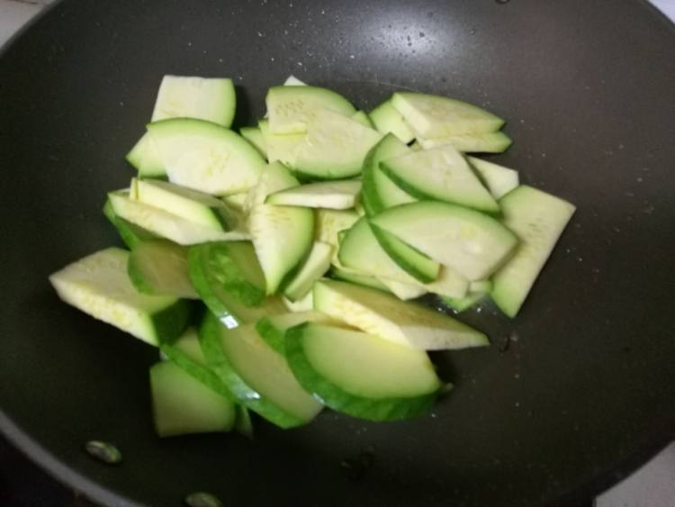嫩南瓜炒腊肉步骤7