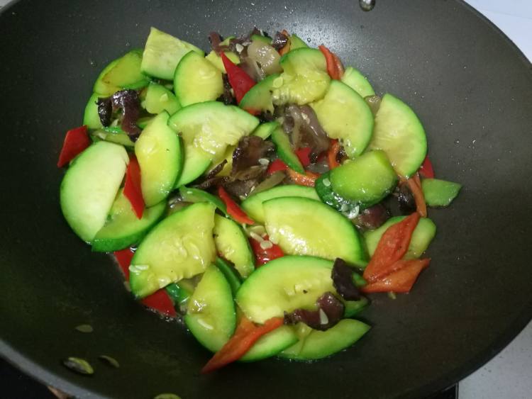 嫩南瓜炒腊肉步骤12