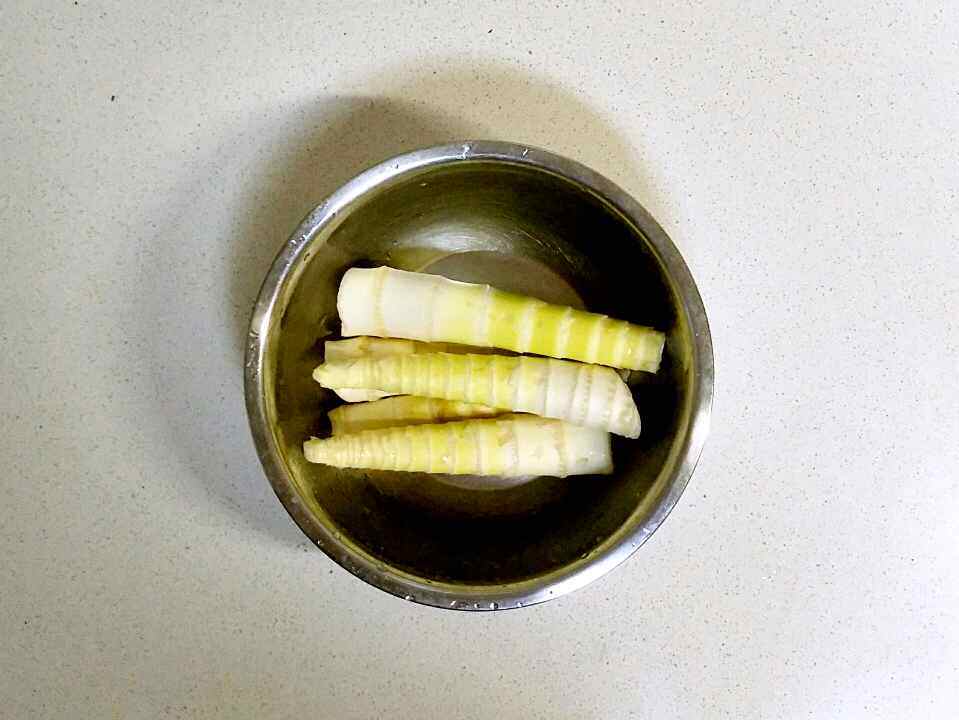 竹笋炒肉步骤1