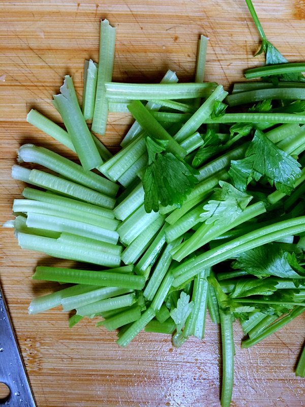 芹菜炒豆腐片步骤2