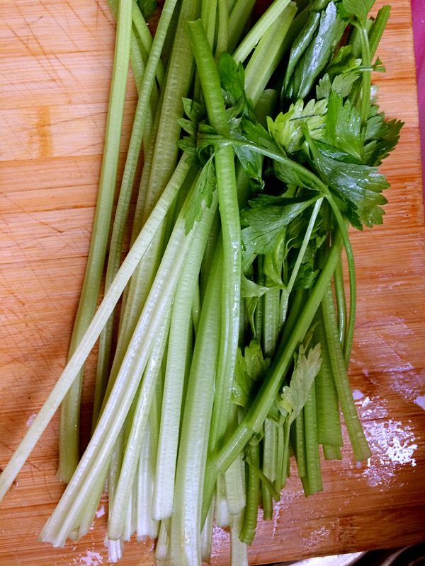 芹菜炒豆腐片步骤1