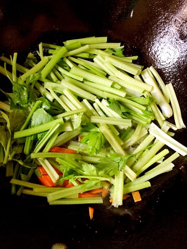 芹菜炒豆腐片步骤6